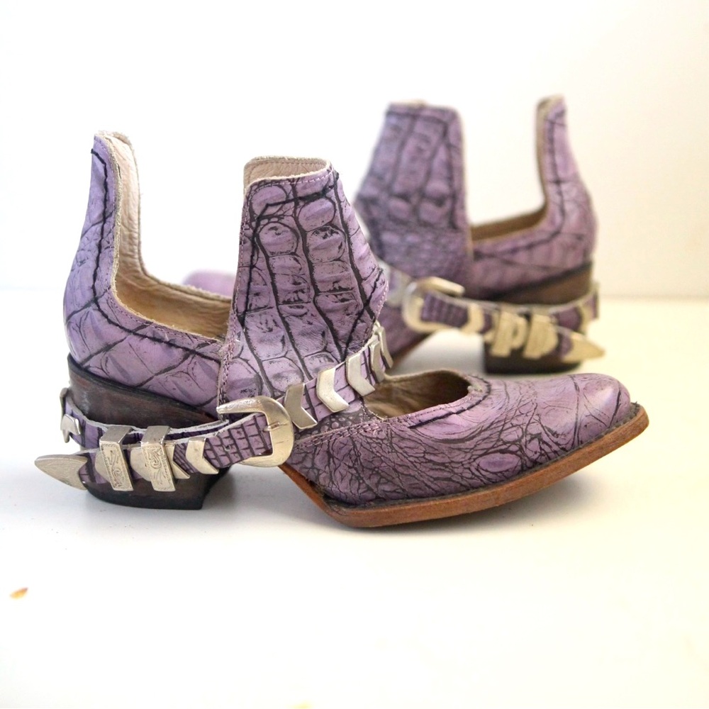 Woman purple ankle boots Freebird by Steven Bootie. Size 8